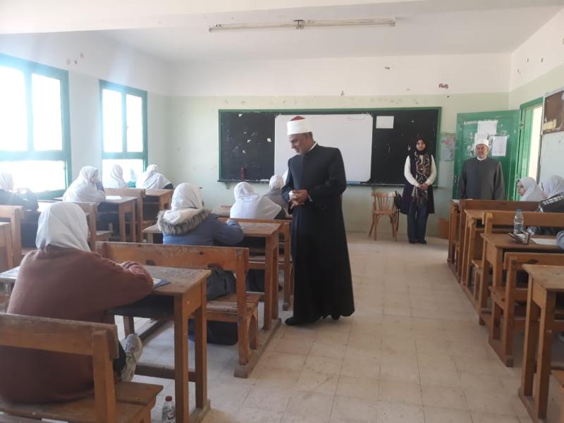 رئيس تعليم المعاهد الأزهرية يتابع امتحانات الإعدادية بمعاهد بالقاهرة
