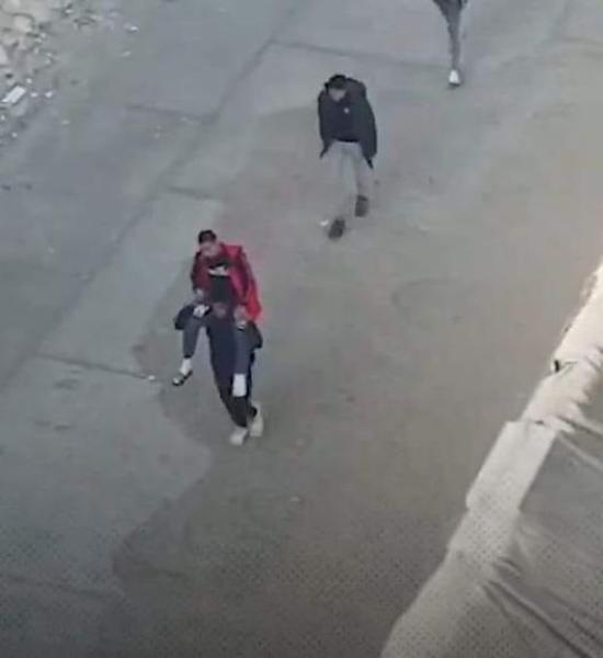 طلاب يحملون صديقهم المصاب لجامعة الأزهر- فيس بوك