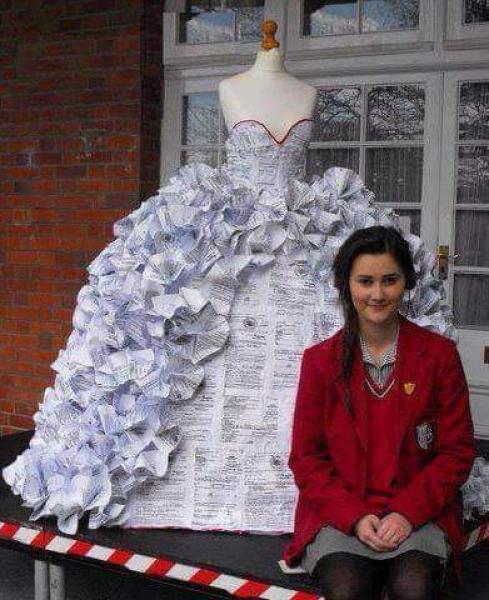 فتاة تصنع فستان من وثائق الطلاق 