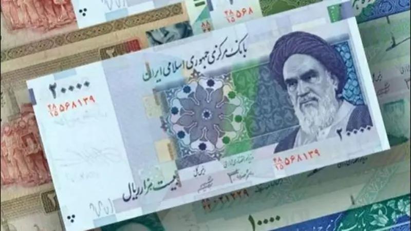 إيران.. انهيار تاريخي للعملة أمام الدولار