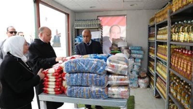 محافظ القاهرة يفتتح منفذين للسلع الغذائية في المعادي