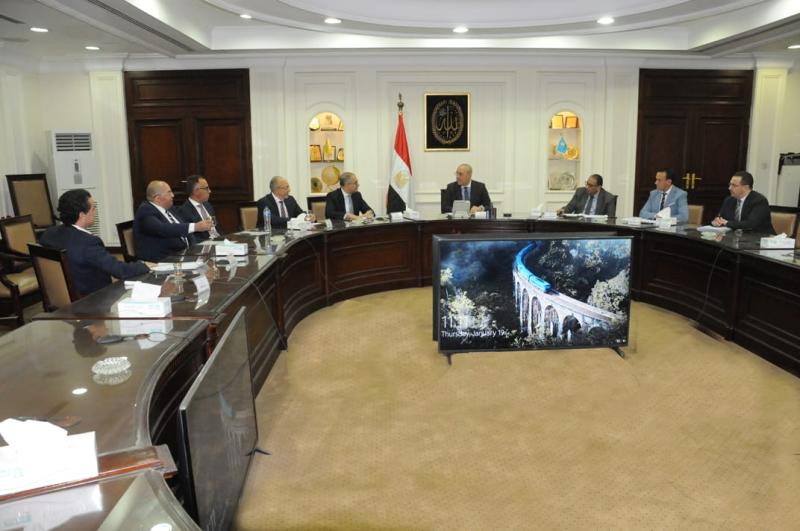 وزير الإسكان يلتقي مسؤولي مجلس العقار المصري