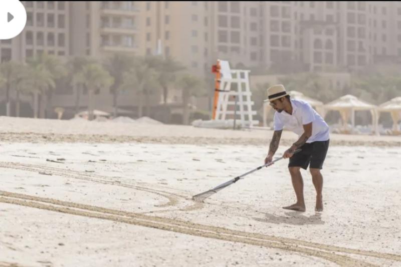 فنان فلبيني يرسم على شواطئ دبي 