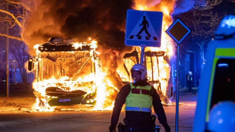 إحراق المصحف من قبل اليمين المتطرف في السويد- BBC