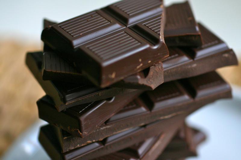 4 فوائد صحية تجعلك تتناول الشوكولاتة الداكنة في الشتاء