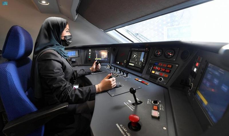 امرأة سعودية تقود القطار ـ واس 