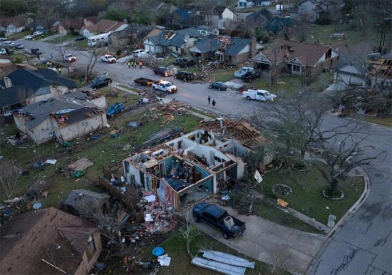 إعصار مدمر يضر ولاية تكساس الأمريكية وانقطاع الكهرباء عن آلاف المنازل «فيديو»