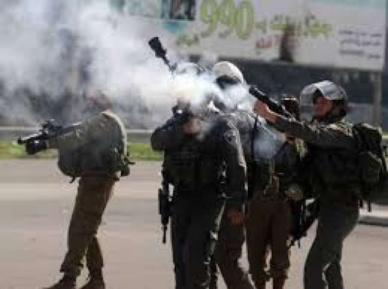 إصابة فلسطيني وشرطي إسرائيلي في اشتباكات بمخيم شعفاط