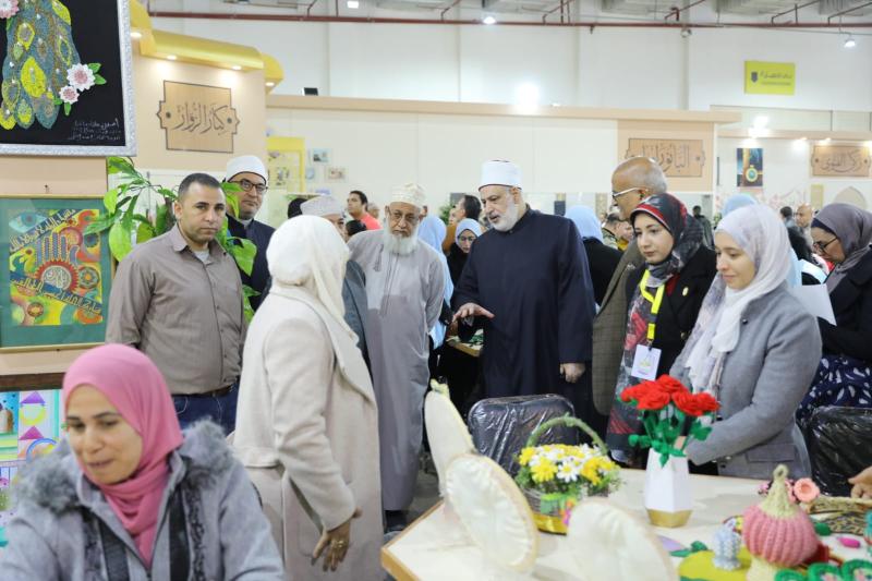 مستشارا الوعظ والتعليم بسلطنة عمان يتفقدان جناح الأزهر بمعرض الكتاب