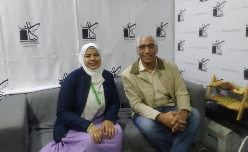صحفية الطريق يمنى أحمد مع الكاتب عمرو العادلي 