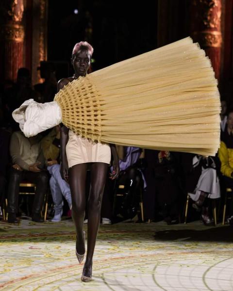 «فساتين مقلوبة وسراويل».. إطلالات غريبة في عرض أزياء شهير بباريس