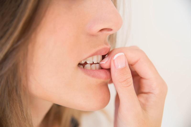 ماذا يفعل قضم الأظافر في الأسنان واللثة؟