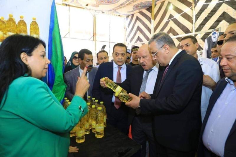 محافظ سوهاج يتفقد جناح زجاجات الزيت بمعرض أهلًا رمضان 