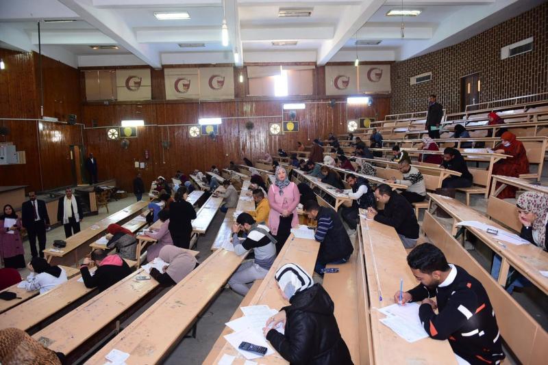 الطلاب يؤدون الامتحانات بجامعة سوهاج 