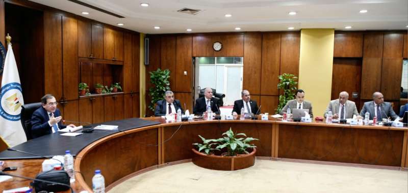 «الملا» يرأس اجتماع اللجنة العليا لقطاع البترول لمتابعة تنفيذ مشروعات التكرير