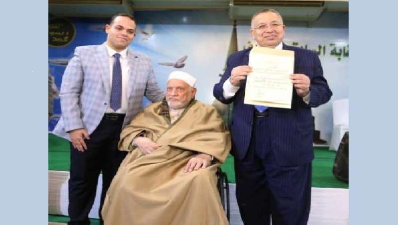 منح الدكتور أحمد عمر هاشم لقب «شيخ الشرف» للأشراف