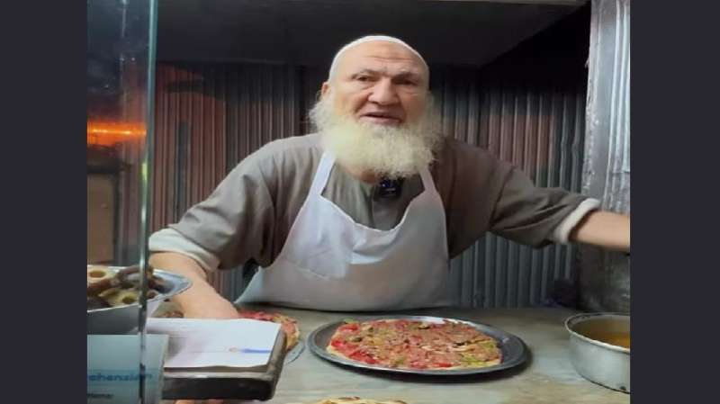 بعد مغادرته إيطاليا.. رجل مصري يبيع البيتزا على عربة خشبية