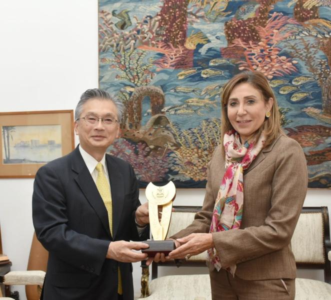 وزيرة الثقافة مع سفير اليابان 