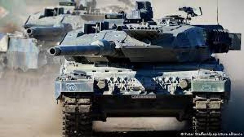 وزير الدفاع الألماني يعاين لواء الدبابات ليوبارد 2 قبل إرساله إلى أوكرانيا