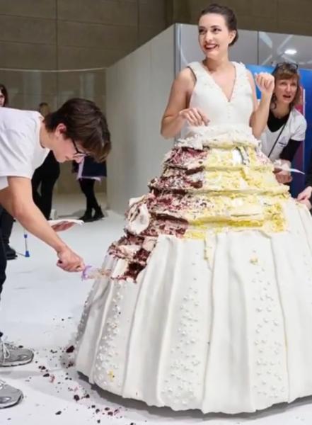 وزنه 131 كيلو.. شاهد أكبر فستان كعكة يسجل رقما قياسيا جديدا بموسوعة جينيس.. «فيديو»