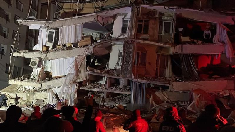 عاجل.. 76 قتيلا و440 مصابا حصيلة زلزال تركيا المدمر حتى الآن