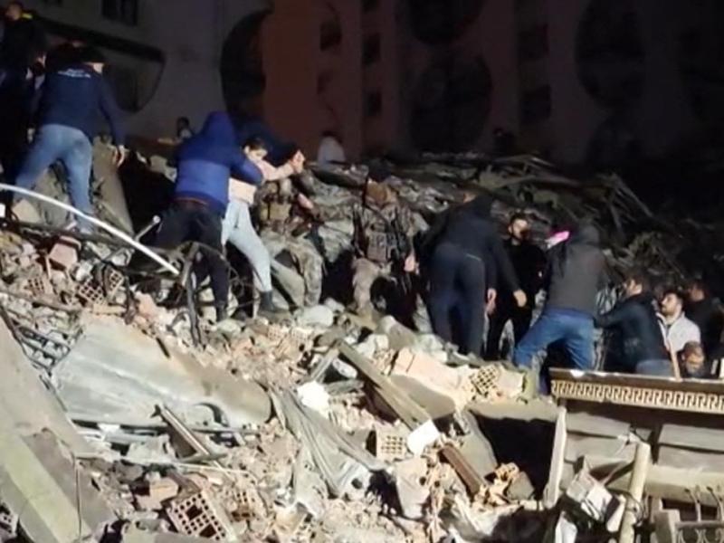 سقوط من الشرفات.. مشاهد مؤلمة من زلزال تركيا وسوريا اليوم