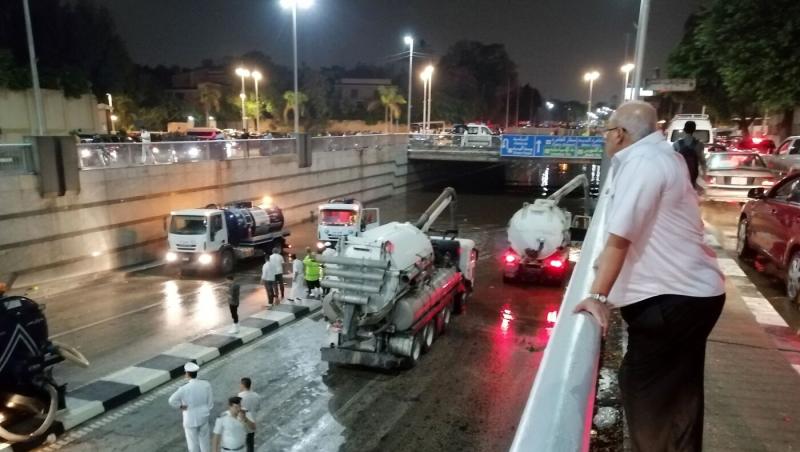رجل يتابع سير عربات شفط مياه الأمطار في القاهرة- 22 أكتوبر 2019: سبوتنيك 