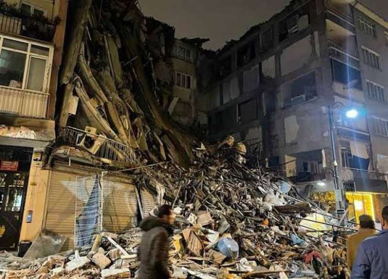 جانب من انهيارات المباني أثر زلزال تركيا