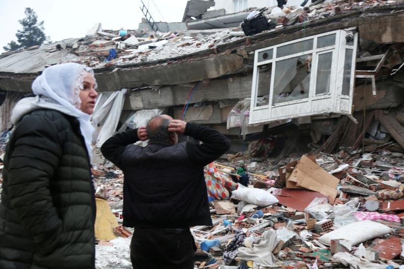عاجل| ضحايا الزلزال.. 1371 قتيلا في سوريا و2316 بـ تركيا حتى الآن