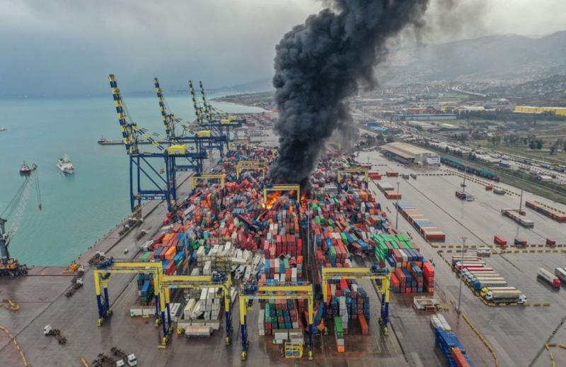 تركيا.. حريق ميناء الإسكندرونة يتوسع