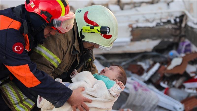 إنقاذ طفل وسط الأنقاض- رويترز