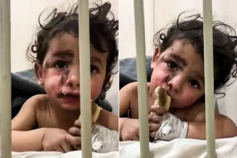 الطفل على سرير المستشفى عقب إنقاذه من تحت الأنقاض: مواقع التواصل