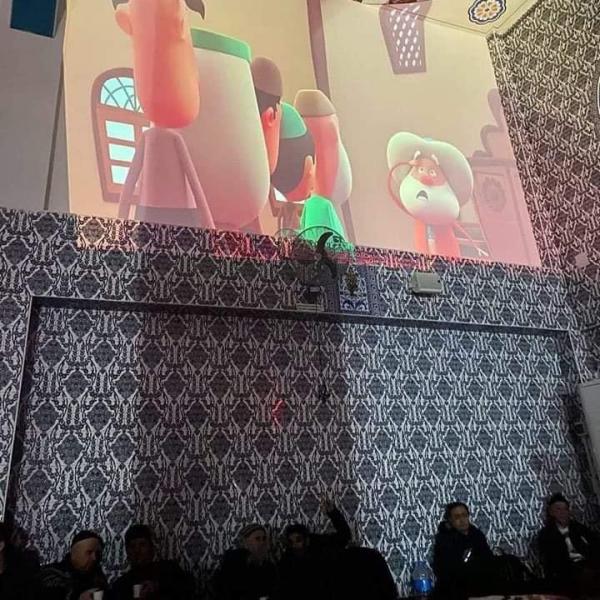 في زلزال تركيا.. إمام مسجد يعرض الرسوم المتحركة من أجل الأطفال