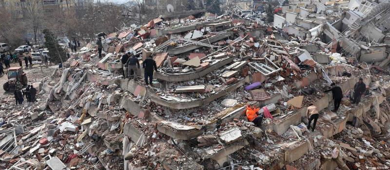 عدد قتلى زلزال تركيا يتجاوز كارثة عام 1999