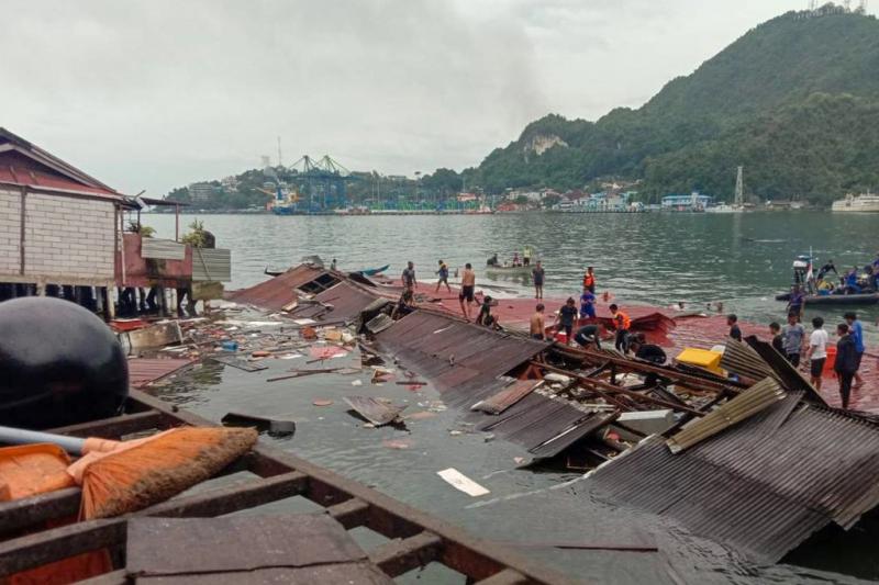زلزال يضرب شرق إندونيسيا وسقوط ضحايا في مطعم عائم