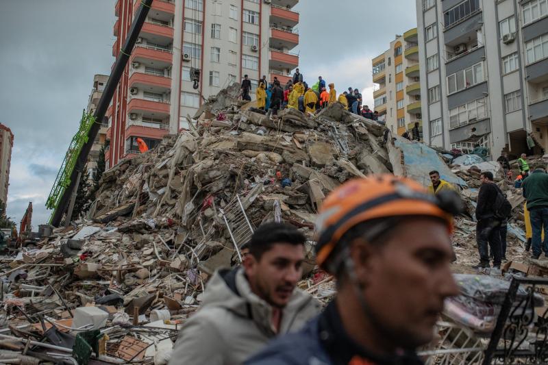 أردوغان: 144 ألفا يبحثون عن ضحايا الزلزال وارتفاع عدد القتلى لـ 18991