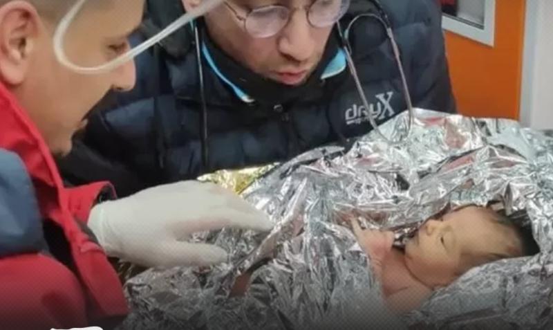 بعد معاناة 90 ساعة.. إنقاذ طفل عمره 10 أيام تحت أنقاض زلزال تركيا