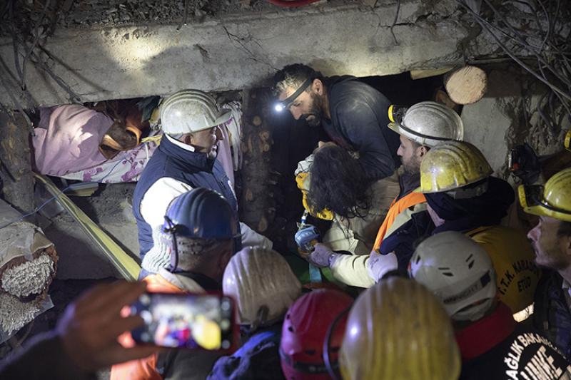 إنقاذ ضحية جديدة من تحت انقاض زلزال تركيا
