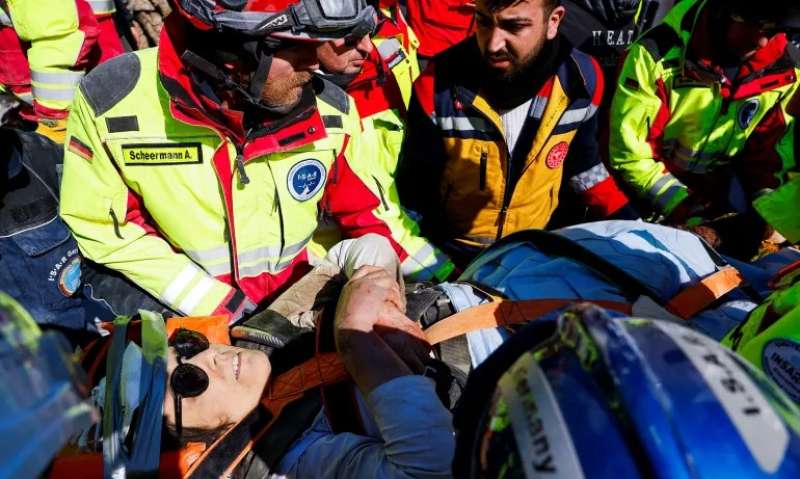 إنقاذ سيدة بعد مرور 104 ساعة على زلزال تركيا 