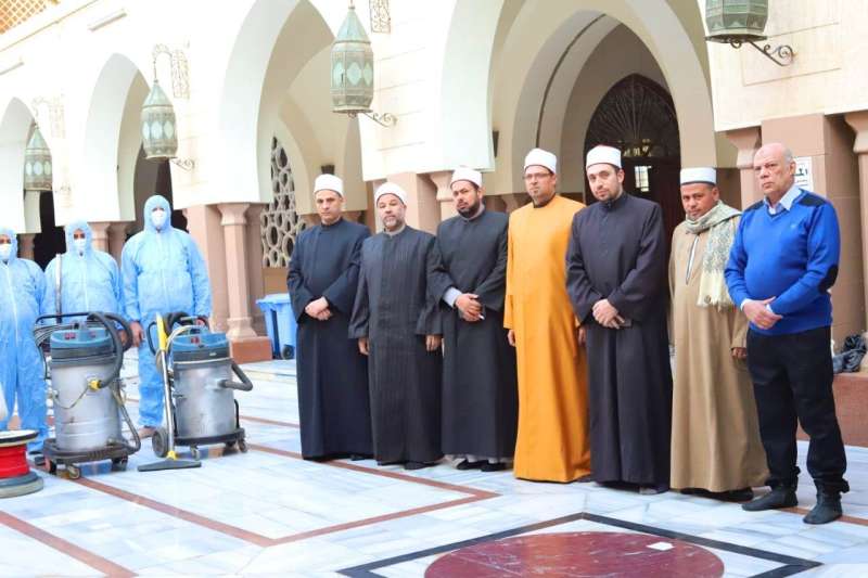 رئيس القطاع الديني بالأوقاف يقود حملة نظافة موسعة في مسجد السيدة نفيسة