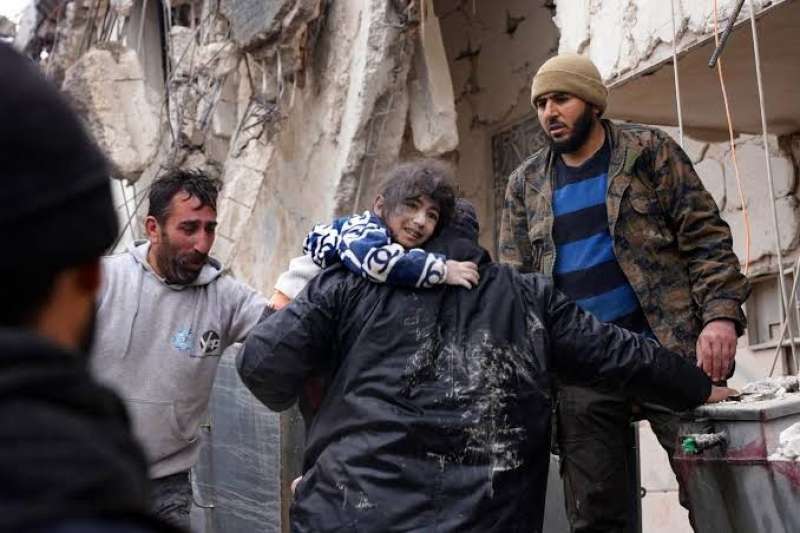 إنقاذ طفلة سورية من تحت الأنقاض 