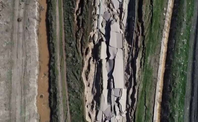 مشهد مهيب.. تصوير جوي يظهر تشقق الأرض بسبب زلزال تركيا