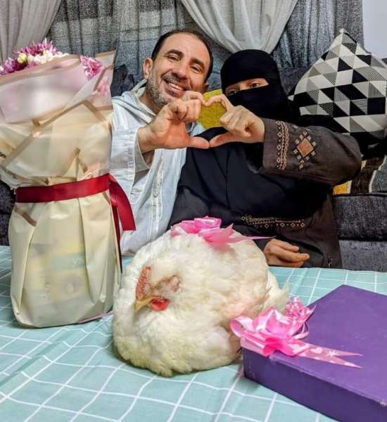 أيمن الدهشوري يقدم فرخة وزجاجة زيت لزوجته في عيد الحب (صفحته على فيسبوك)