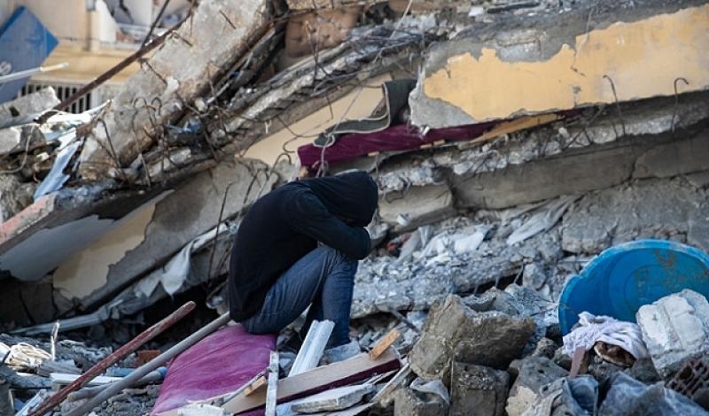 هل تتعرض سوريا وتركيا لجائحة وبائية بعد الزلزال؟.. مستشار الصحة العالمية يجيب