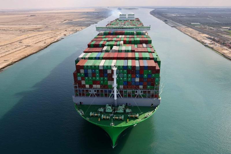 أسامة ربيع: قناة السويس تشهد اليوم عبور 93 سفينة بحمولات 4.4 مليون طن