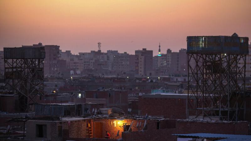 القاهرة الكبرى ليلًا (رويترز)