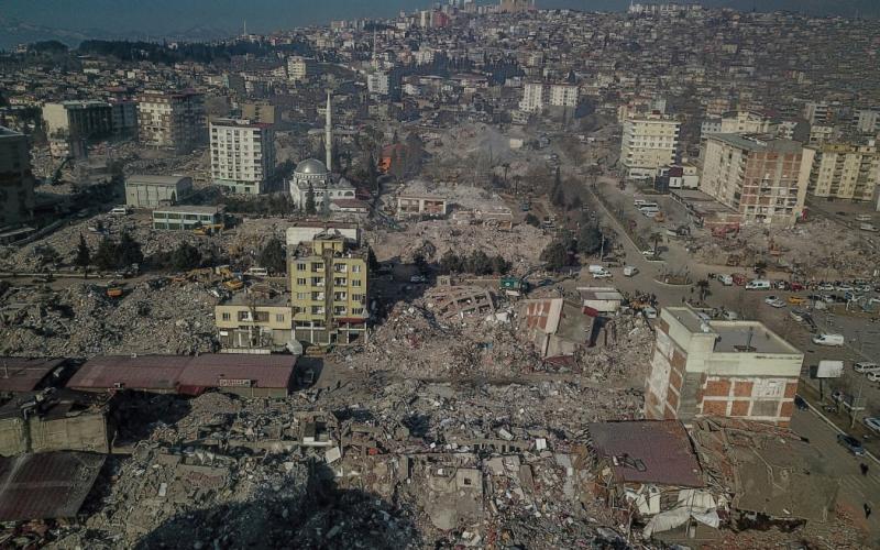 إنقاذ ناجين بعد 13 يوما على الزلزال والخسائر البشرية ترتفع إلى 45 ألفا