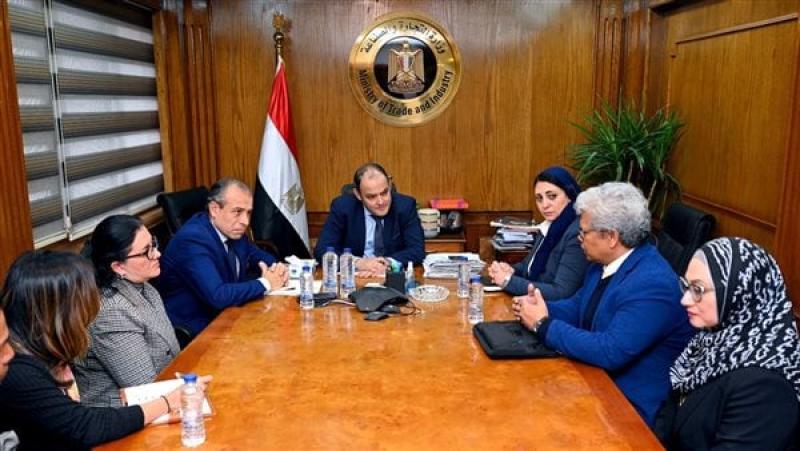 وزير التجارة يلتقي شركة ماليزية كبرى لبحث فرص الاستثمار بمصر في إنتاج زيت النخيل