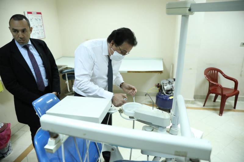 وزير الصحة يوجه بسرعة تحديث كراسي الأسنان في وحدة «الحصري»