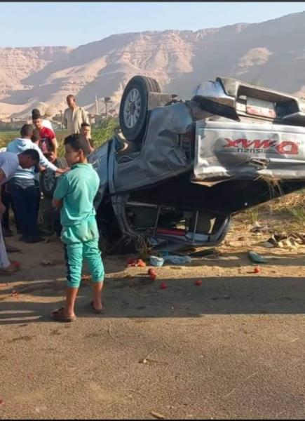 إصابة شخص في انقلاب سيارة ربع نقل على الطريق الصحراوي بسوهاج